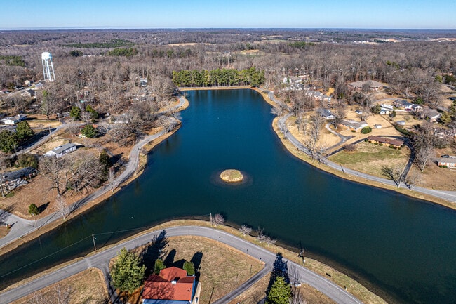 205 W Lake Dr in Dickson, TN - Building Photo - Building Photo