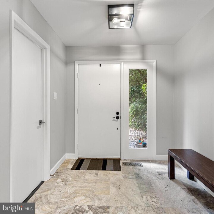 3704 Oak Hill Way in Fairfax, VA - Building Photo