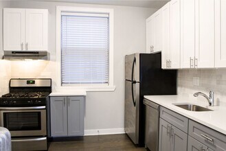 5061 N Damen Ave, Unit 5061-1E in Chicago, IL - Foto de edificio - Building Photo