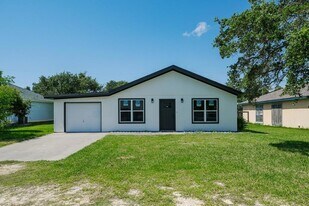 213 Lazy Ln in Rockport, TX - Building Photo