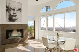 8435 Franklin Ave in Los Angeles, CA - Foto de edificio - Building Photo