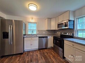 2128 Hodgin St in Gastonia, NC - Building Photo - Building Photo