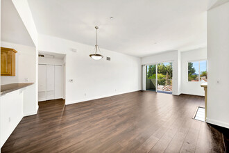 7551 Jordan Ave, Unit 403 in Canoga Park, CA - Foto de edificio - Building Photo