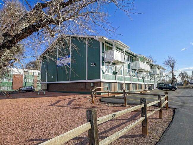 Southgate Commons in Colorado Springs, CO - Foto de edificio - Building Photo