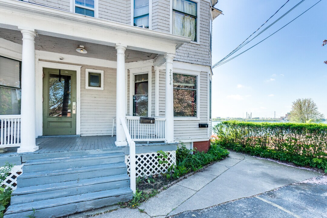 2434 Military St in Port Huron, MI - Building Photo