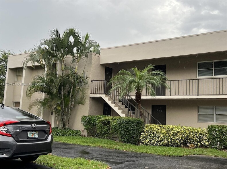 8528 Old Country Manor, Unit 119 in Davie, FL - Building Photo