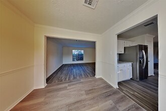 8335 Sparkling Springs Dr in Houston, TX - Building Photo - Building Photo