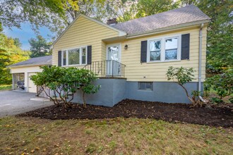 215 Blue Hill Dr in Westwood, MA - Foto de edificio - Building Photo