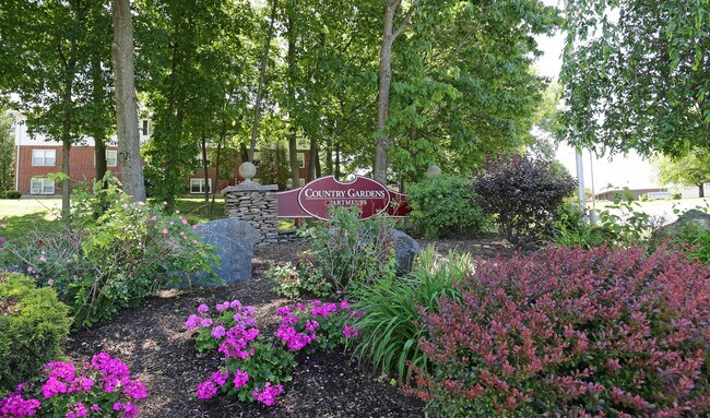 Country Gardens Apartments in Troy, NY - Foto de edificio - Building Photo