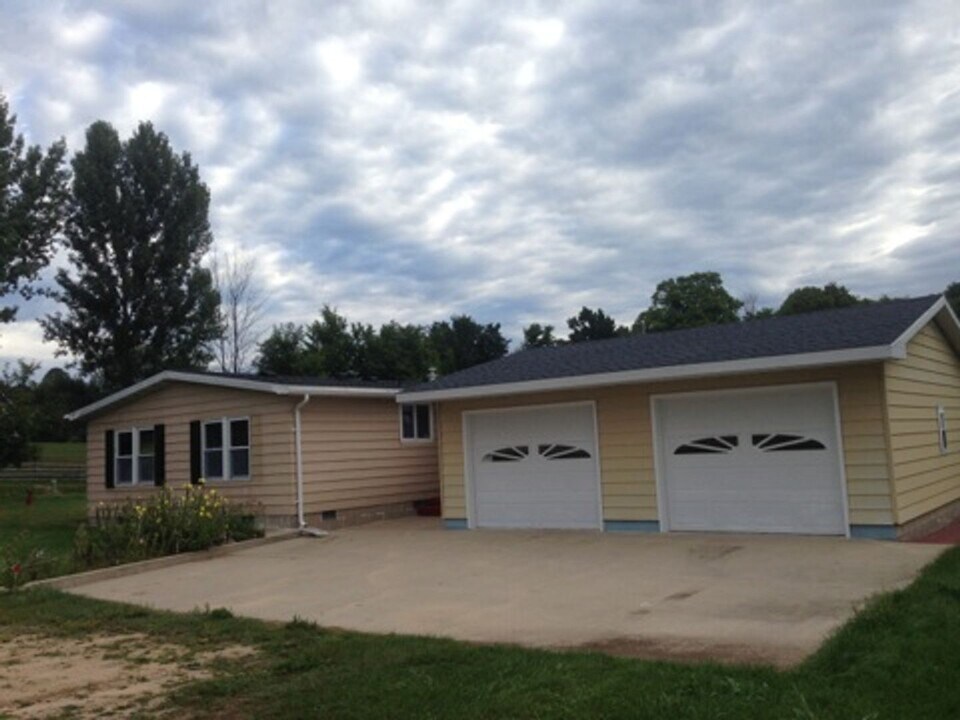 6890 Cram Rd in Williamsburg, MI - Building Photo
