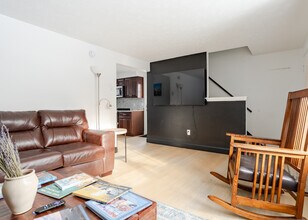49 Berkshire Rd in Portland, ME - Foto de edificio - Building Photo