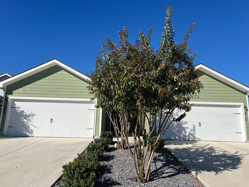 608 Heathers Wy in Seguin, TX - Building Photo