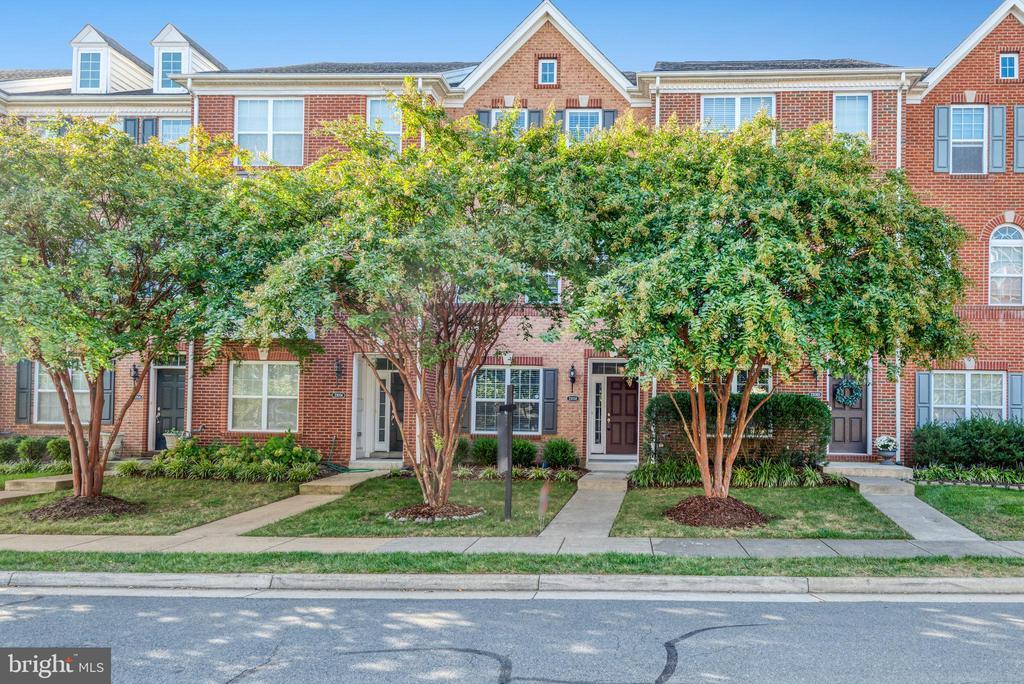 23058 Weybridge Square in Brambleton, VA - Foto de edificio