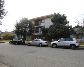 426 W Elk Ave in Glendale, CA - Foto de edificio - Building Photo