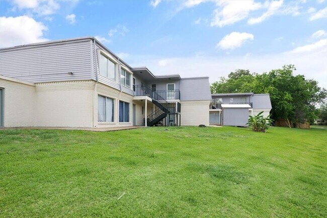 4910 Saxon Dr photo'