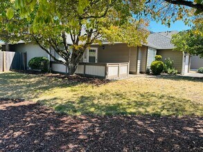 15614 SE Meadow Park Cir in Vancouver, WA - Building Photo - Building Photo