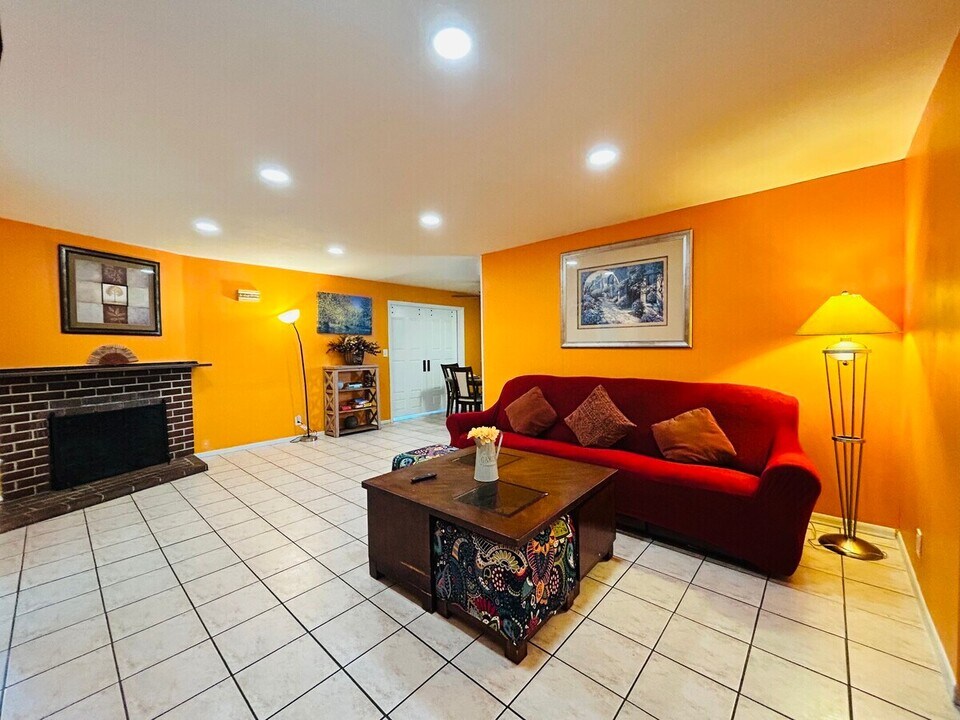 8871 Belmont St in Cypress, CA - Foto de edificio