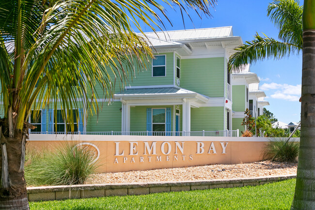 Lemon Bay Apartments in Englewood, FL - Foto de edificio - Building Photo