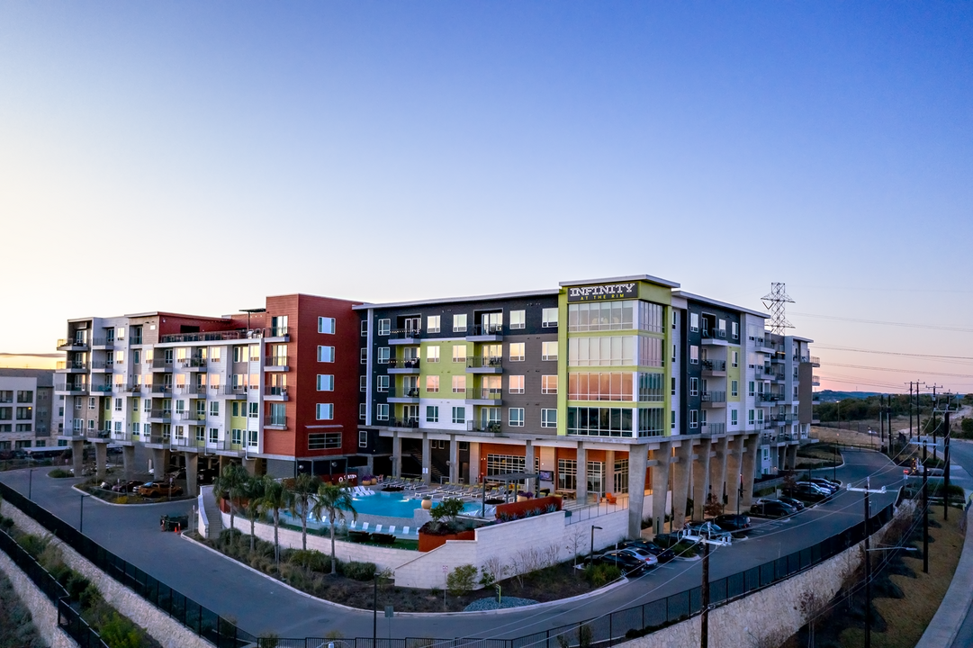 Infinity at the Rim in San Antonio, TX - Foto de edificio