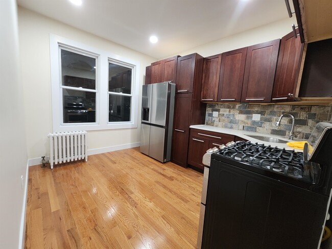 203 Custer Ave in Jersey City, NJ - Building Photo - Building Photo
