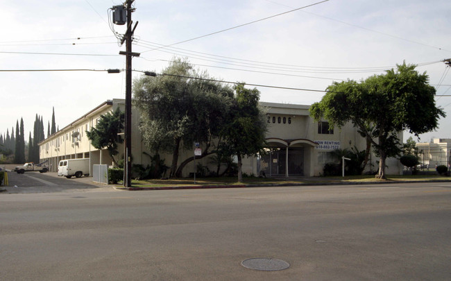 Roscoe Apartments in Winnetka, CA - Foto de edificio - Building Photo