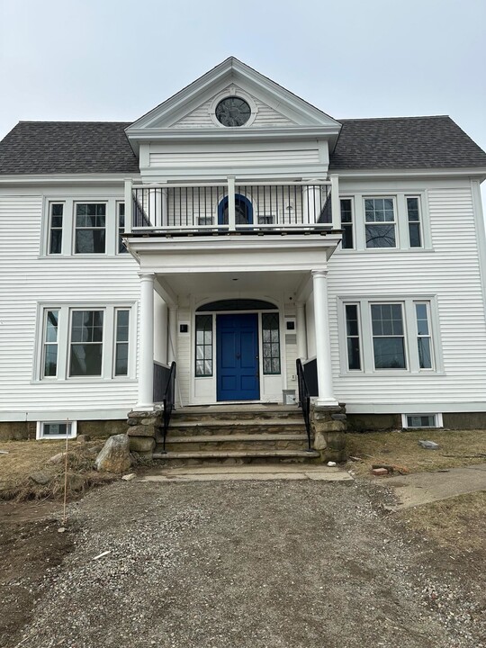 38 Ladds Ln in Epping, NH - Building Photo
