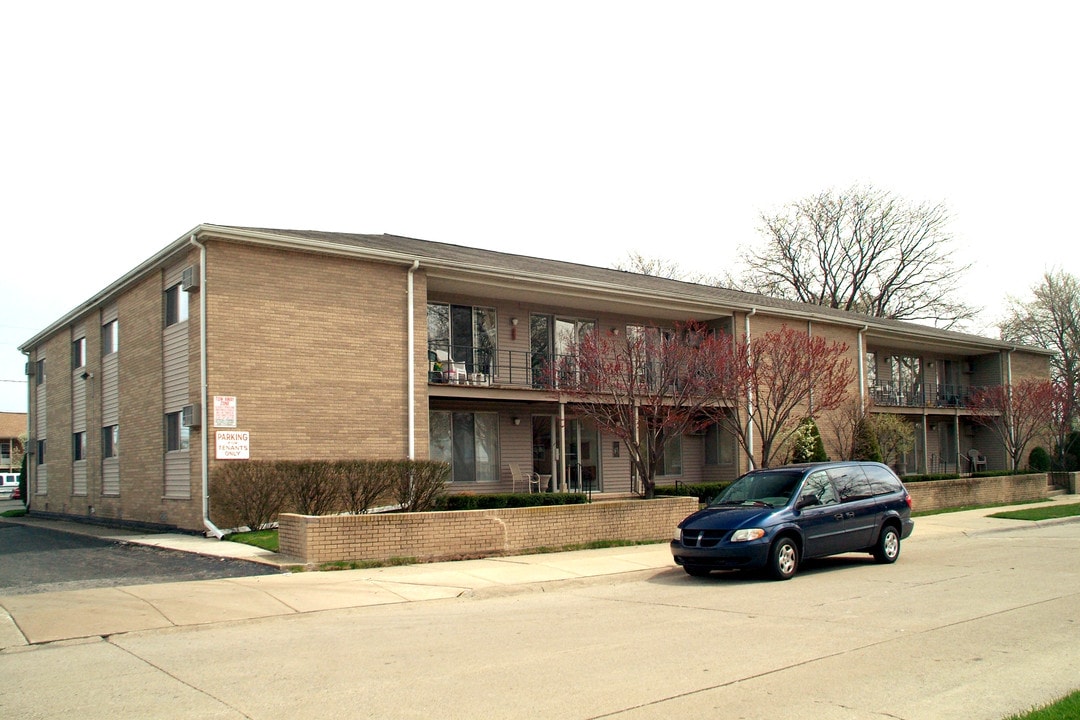 St. Clair Villas Condominiums in St. Clair Shores, MI - Foto de edificio