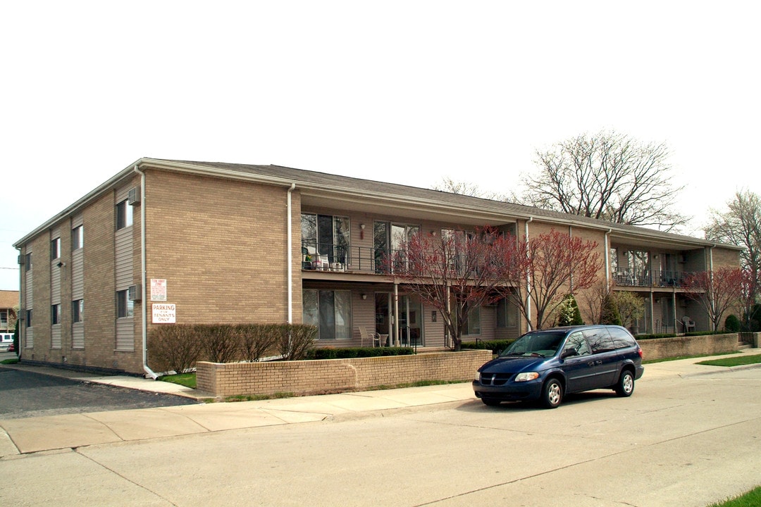 St. Clair Villas Condominiums in St. Clair Shores, MI - Building Photo