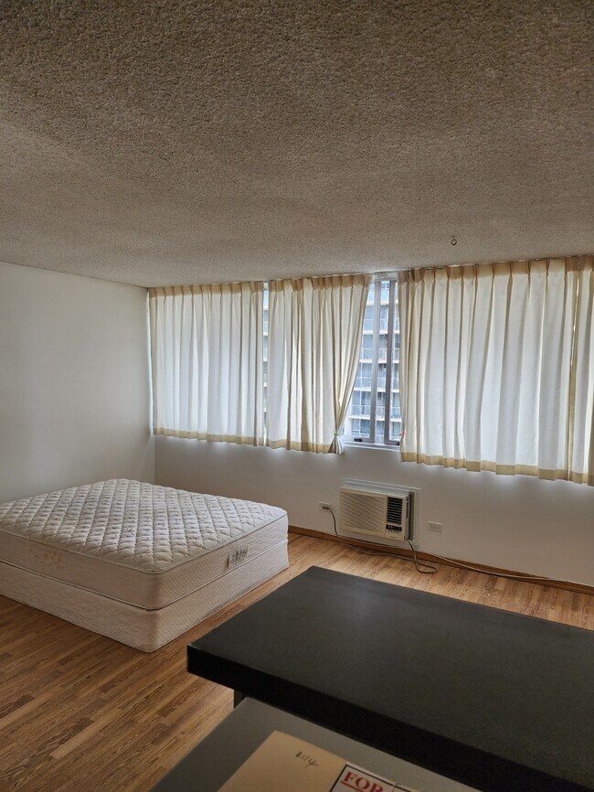 1560 Kanunu St, Unit 914 in Honolulu, HI - Foto de edificio - Building Photo