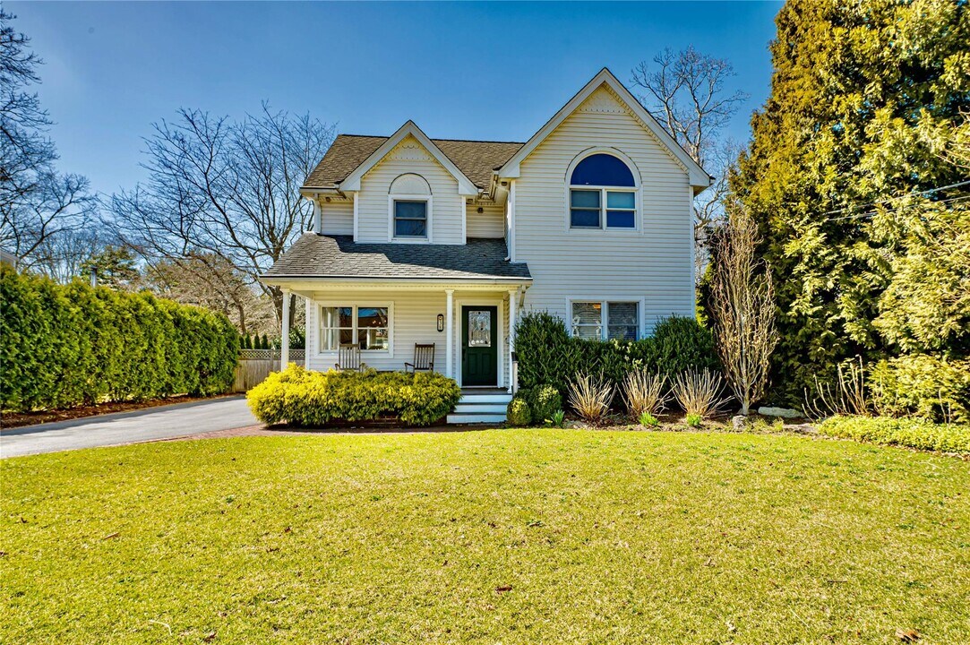 38 Circuit Rd in Bellport, NY - Building Photo