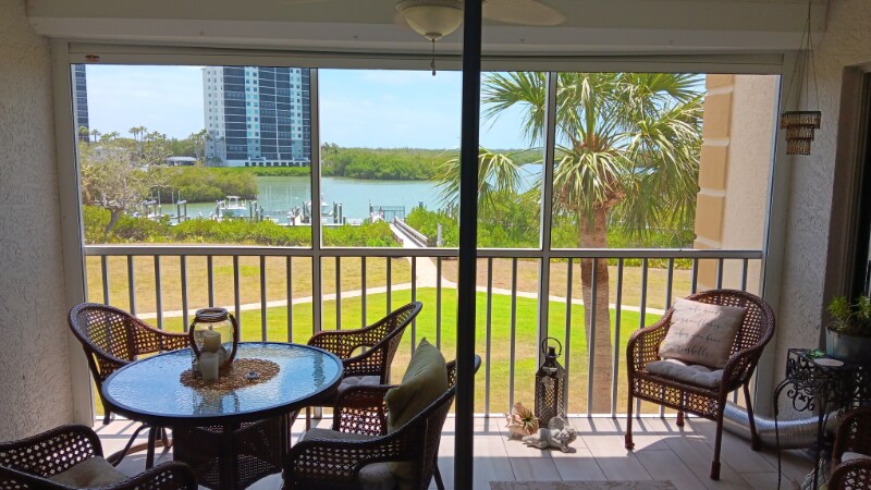 320 Horse Creek Dr in Naples, FL - Building Photo