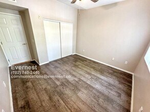 10525 Autumn Pine Ave in Las Vegas, NV - Building Photo - Building Photo