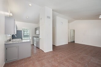 1104 Academy St in San Marcos, TX - Building Photo - Building Photo