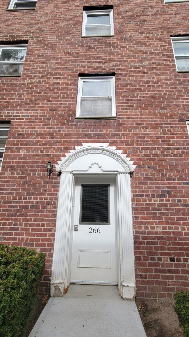 266 Broad Ave, Unit E2 in Leonia, NJ - Building Photo - Building Photo