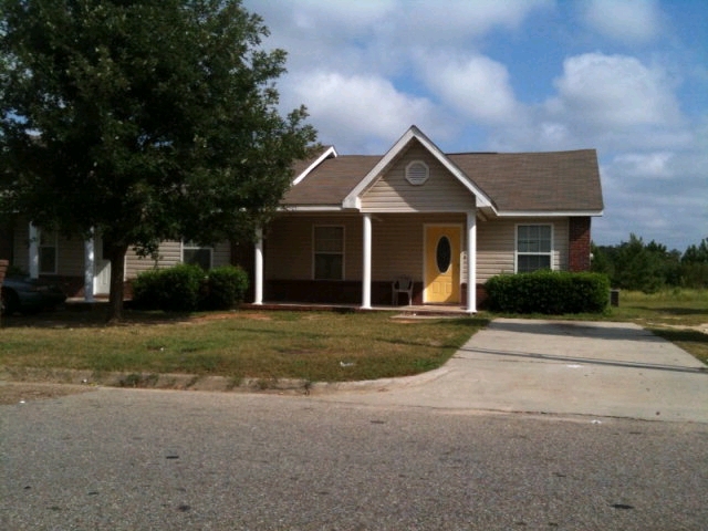 423-511 E Spring St in Dothan, AL - Foto de edificio