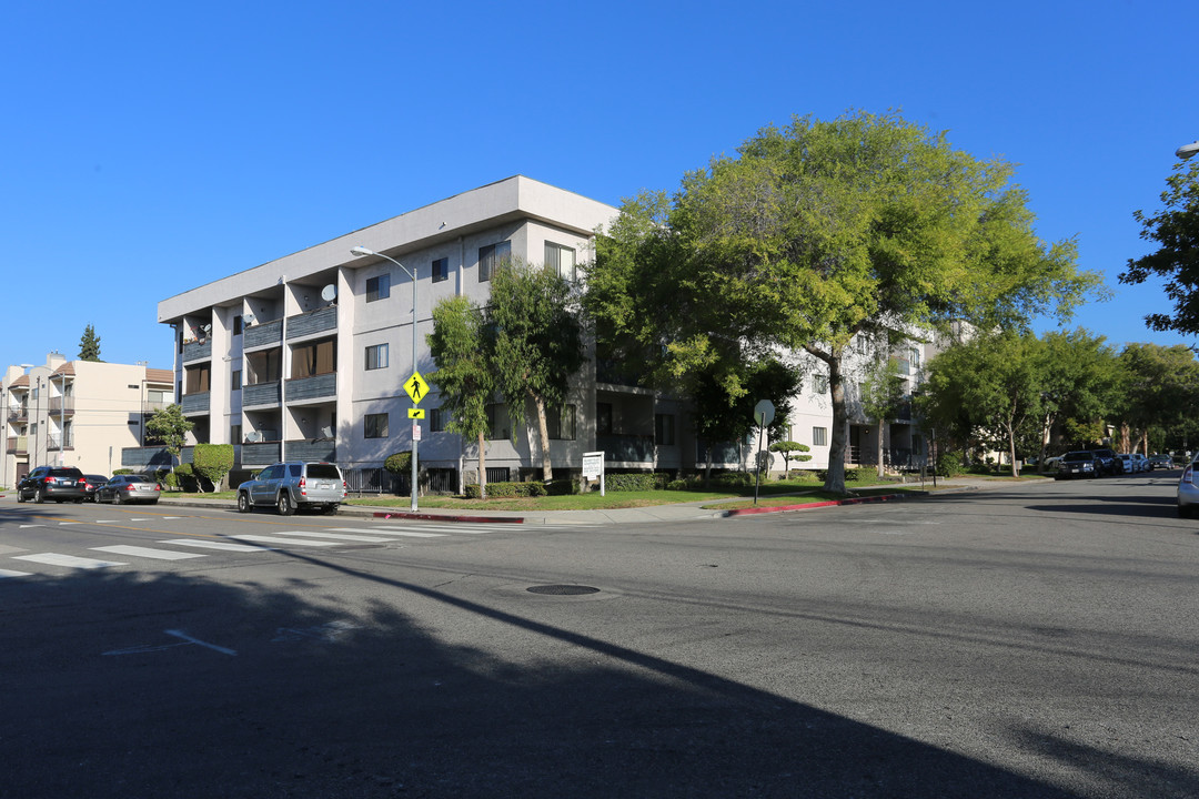 Belmont Plaza Apartment in Glendale, CA - Building Photo