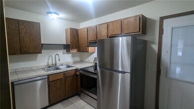 687 N Betty Jo Dr in Fayetteville, AR - Building Photo - Building Photo