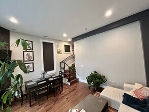 1543 N Bosworth Ave, Unit 2 in Chicago, IL - Foto de edificio - Building Photo