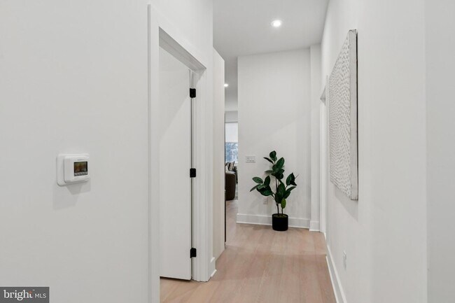 30 W Allens Ln, Unit 313 in Philadelphia, PA - Building Photo - Building Photo