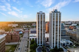 123 SW Jefferson Ave in Peoria, IL - Building Photo