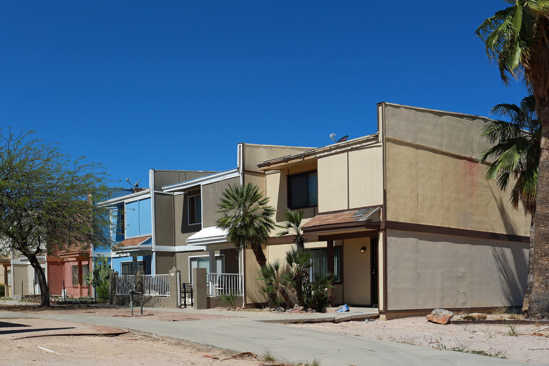 DelMoral Villas in Tucson, AZ - Building Photo