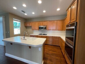 1093 Huntly Dr in Folsom, CA - Building Photo - Building Photo