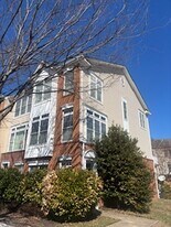 25021 Justice Dr in South Riding, VA - Building Photo