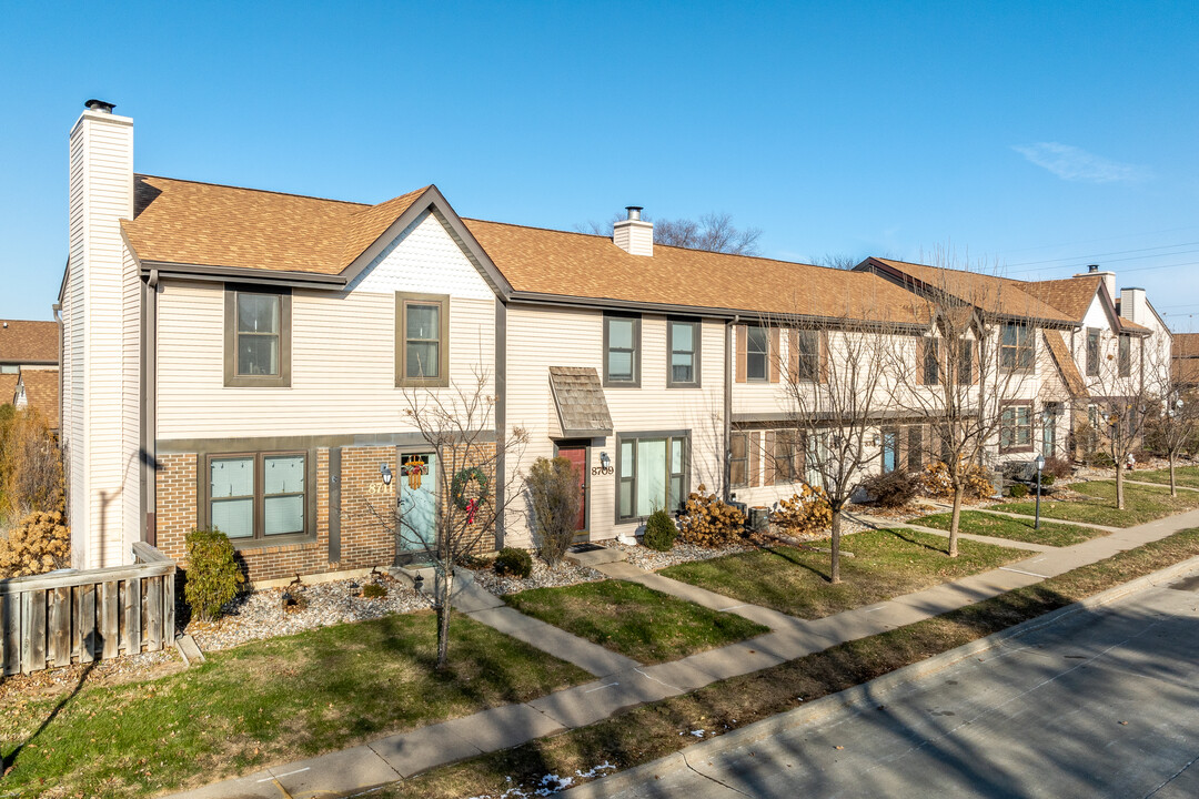 8601 Alpine Dr in Urbandale, IA - Building Photo