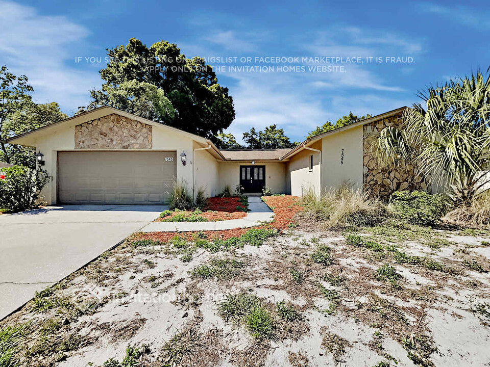 7545 High Pines Ct in Port Richey, FL - Foto de edificio