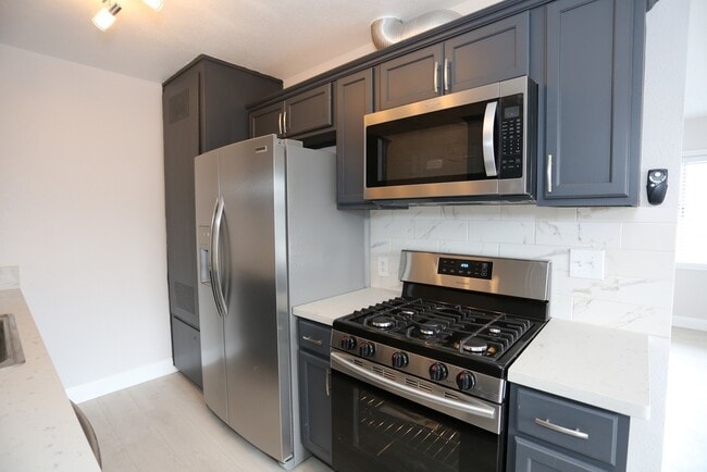 10227 S 10th Ave in Inglewood, CA - Foto de edificio - Building Photo