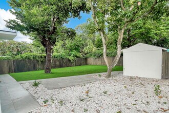 972 SW 44th Ave in Miami, FL - Foto de edificio - Building Photo