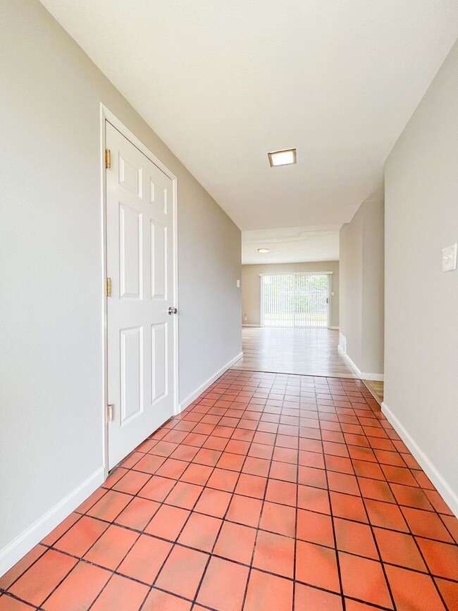 1529 E 19th St in Santa Ana, CA - Foto de edificio - Building Photo