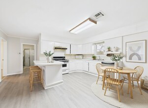 4525 Verot School Rd in Youngsville, LA - Building Photo - Building Photo