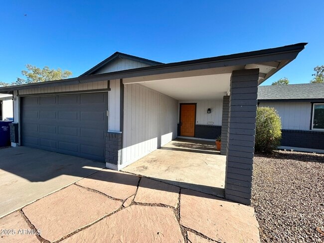 property at 1910 W Devonshire St